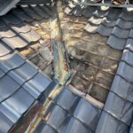 岐阜市にて雨漏り修理・瓦屋根修理〈谷樋からの雨漏り、温水器の撤去工事〉 施工前