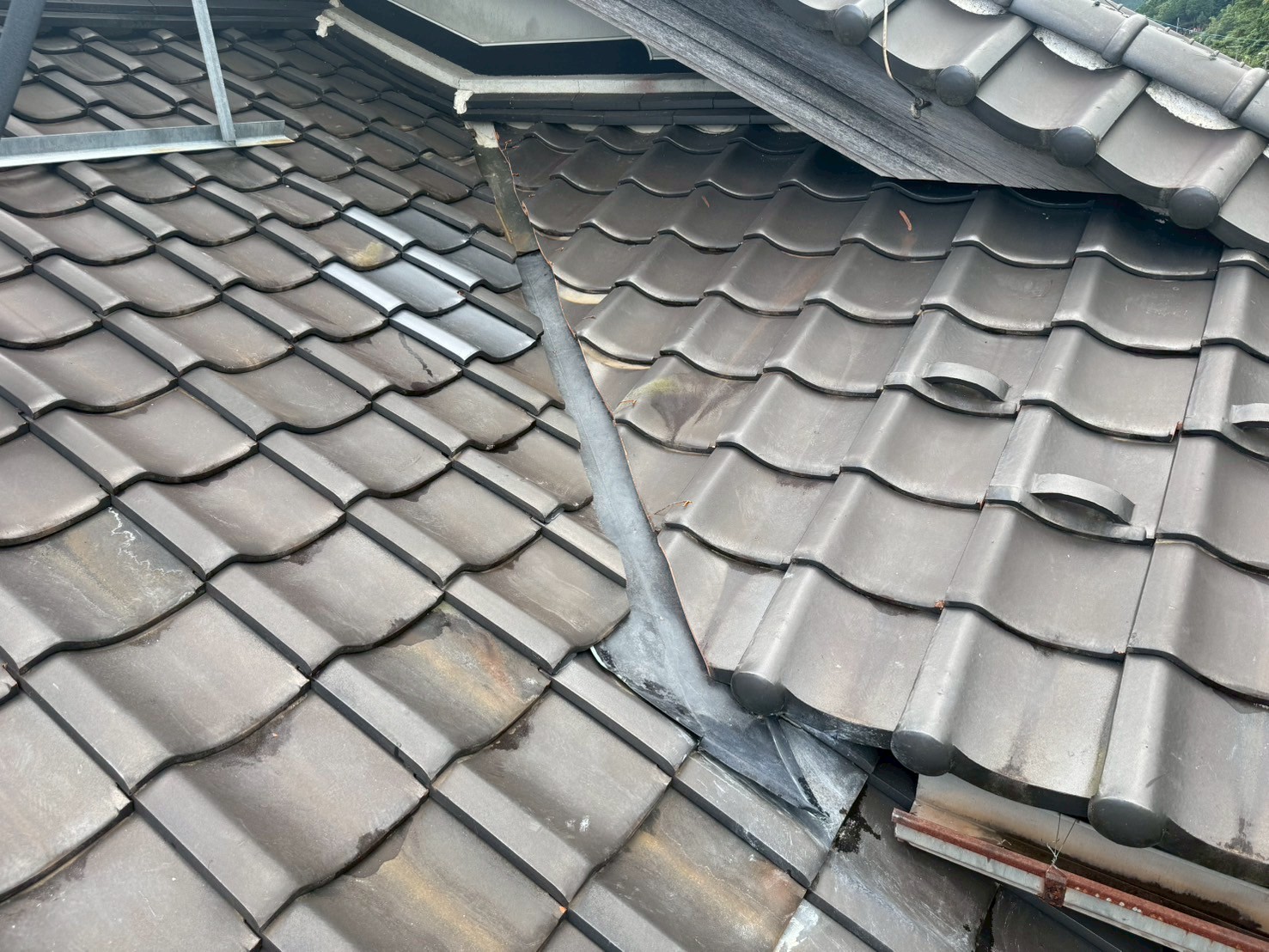 岐阜市にて雨漏り修理・瓦屋根修理〈谷樋からの雨漏り、温水器の撤去工事〉