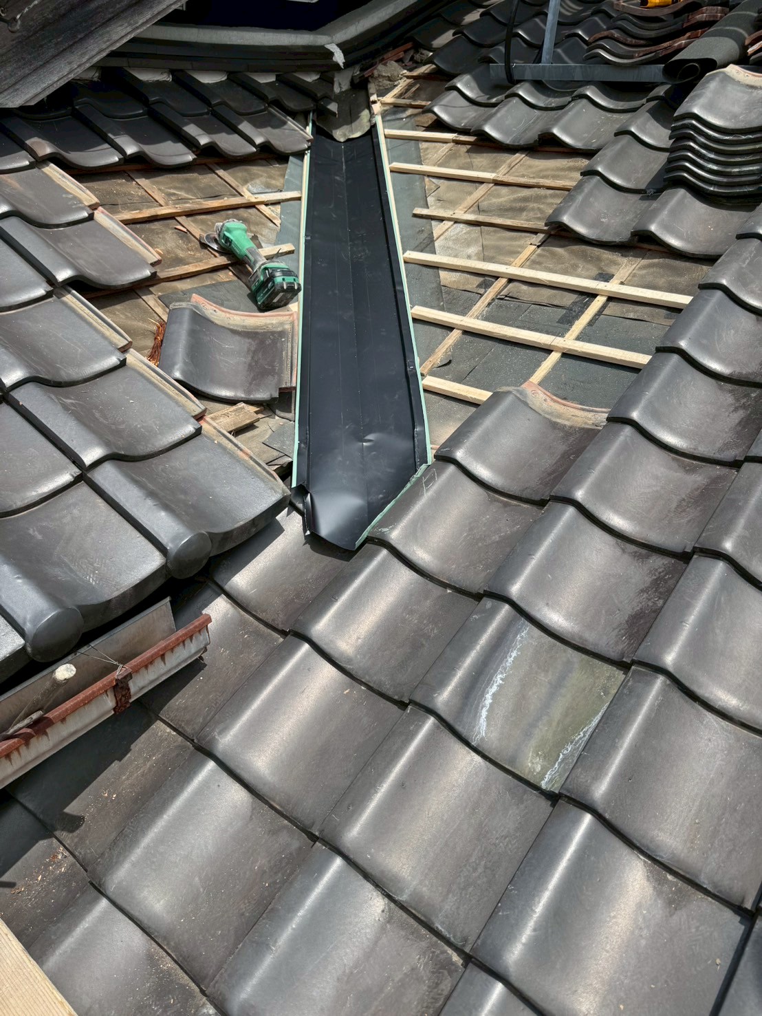 岐阜市にて雨漏り修理・瓦屋根修理〈谷樋からの雨漏り、温水器の撤去工事〉 施工後