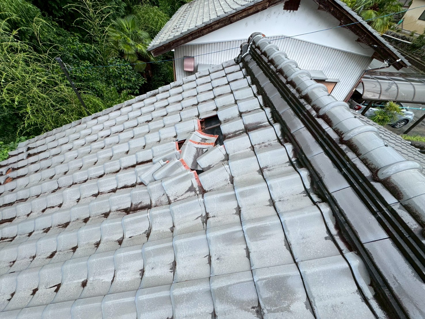 岐阜市にて火災保険を活用した瓦屋根の部分葺き直し工事 施工前