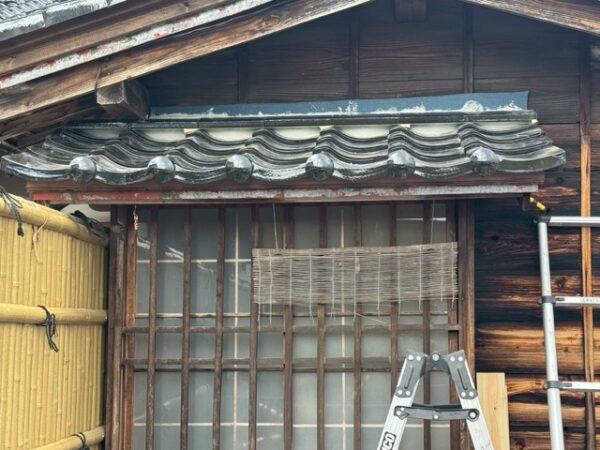 岐阜市にて民泊施設の屋根改修工事〈トタン屋根から瓦屋根へリフォーム〉 施工前