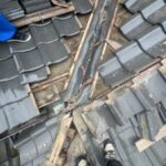 岐阜市にて築６０年の雨漏り修理〈谷板金からの雨漏り〉 施工前