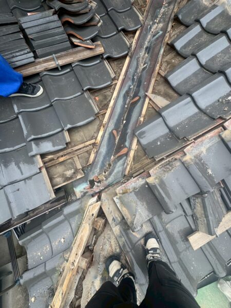 岐阜市にて築６０年の雨漏り修理〈谷板金からの雨漏り〉 施工前