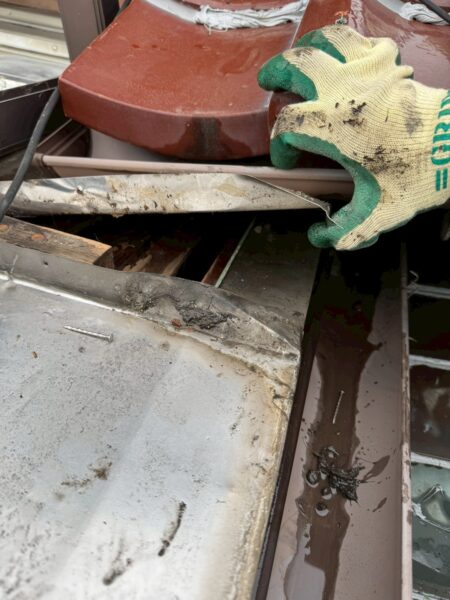 岐阜市にて経年劣化したトタン屋根の雨漏り修理〈板金修理〉 施工前